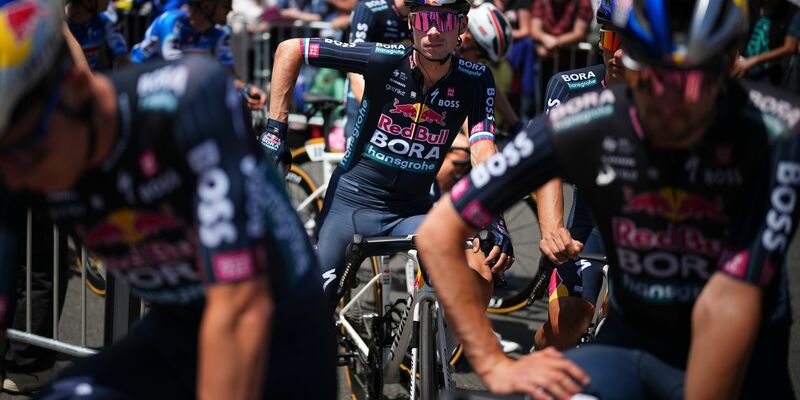 Der Kapitän ist raus: Primoz Roglic (M) musste die Tour verletzt verlassen. - Foto: Daniel Cole/AP/dpa