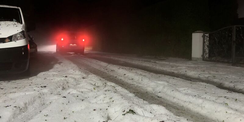 Ein winterlicher Anblick auf den Straßen mitten im Sommer.  - Foto: Hutter/Vifogra/dpa