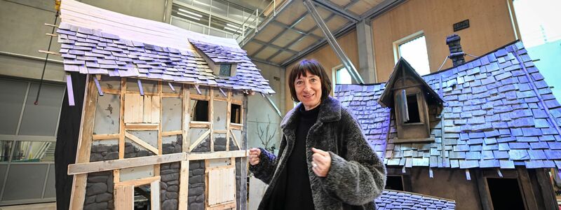 Intendantin Elisabeth Sobotka warte «schon fast euphorisch» auf die erste Aufführung der diesjährigen Bregenzer Festspiele. Das Foto stammt aber noch aus der Montagehalle für die Kulissenteile im Februar. - Foto: Felix Kästle/dpa