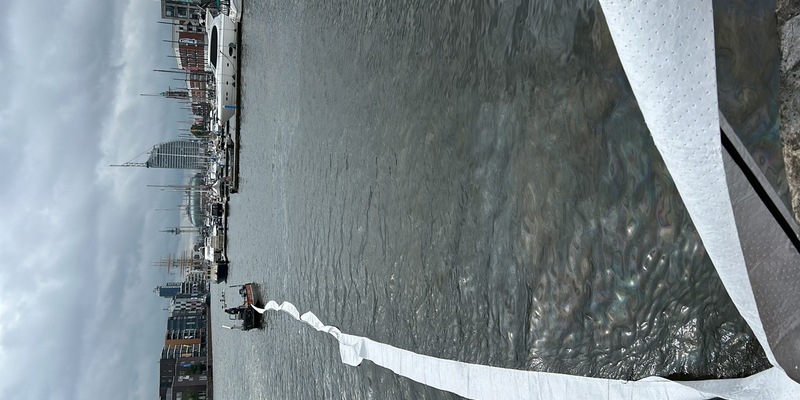 FW Bremerhaven: Ölfilm im Neuen Hafen - Foto: presseportal.de
