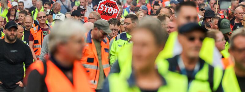 Hafenarbeiter demonstrieren für eine bessere Bezahlung. (Archivfoto) - Foto: Ulrich Perrey/dpa