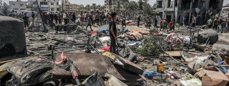 Rettungskräfte transportieren Verletzten nach israelischem Luftangriff - Foto: Abed Rahim Khatib/dpa