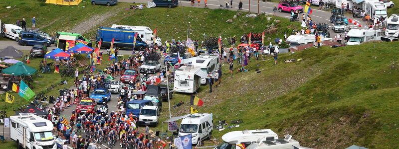 Viele Fans feuerten die Fahrer auf der schweren Bergetappe an.  - Foto: Pool Luca Bettini/Belga/dpa