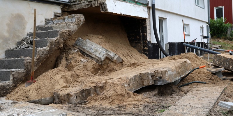 FW Hambühren: Dramatischer Rettungseinsatz gelingt: Mann wird von umstürzender Mauer begraben und muss von Feuerwehr aus Trümmern befreit werden - Foto: presseportal.de