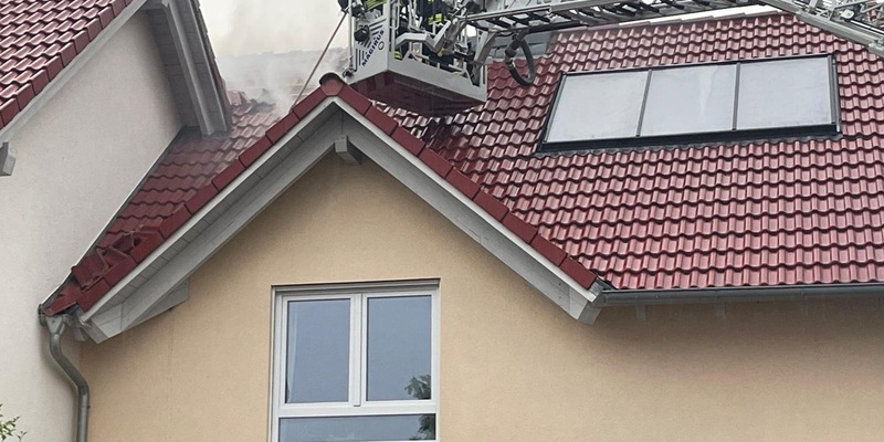 LRA-Ravensburg: Dachstuhlbrand nach Blitzschlag - Foto: presseportal.de