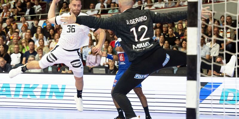 Kapitän Johannes Golla muss beim Handball-Test gegen Frankreich angeschlagen raus.  - Foto: Bernd Thissen/dpa