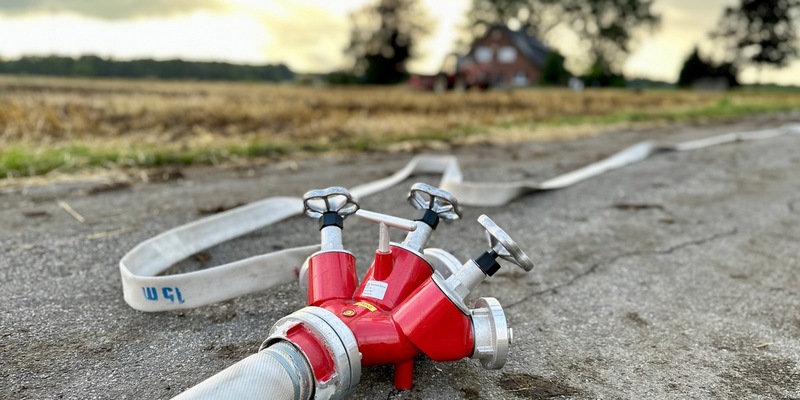 FW Hünxe: Traktor rammt Strommast - Mehrere Häuser ohne Strom - Foto: presseportal.de