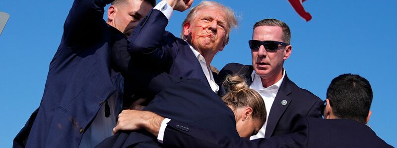 Trump wurde von Sicherheitspersonal von der Bühne gebracht. - Foto: Evan Vucci/AP/dpa