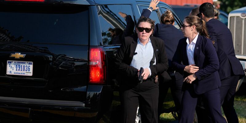 Das Sicherheitspersonal von Trump reagiert sofort. - Foto: Evan Vucci/AP/dpa