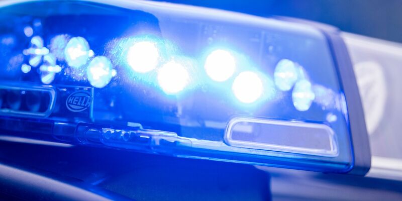 Nach einer Unfallflucht der etwas anderen Art sucht die Polizei nach den Erziehungsberechtigten zweier Bobbycar-Fahrer. - Foto: Lino Mirgeler/dpa