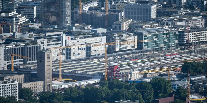 Auf dem Gleisvorfeld des Hauptbahnhofs will die Stadt bauen - doch das dürfte schwierig werden (Archivfoto).  - Foto: Marijan Murat/dpa
