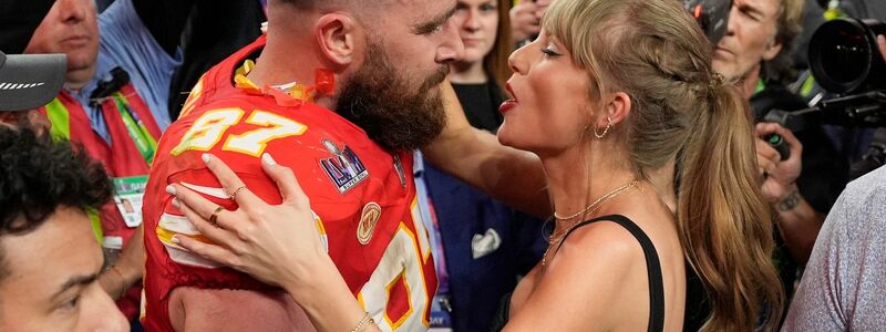 Seit knapp einem Jahr ist der American-Football-Spieler Travis Kelce an der Seite von Taylor Swift. (Archivfoto) - Foto: John Locher/AP/dpa