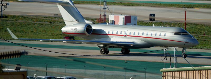 Zu Konzerten, in den Liebesurlaub oder auch zu NFL-Spielen fliegt Swift vor allem mit ihrem Privatjet. (Archivfoto) - Foto: Eric Thayer/AP/dpa