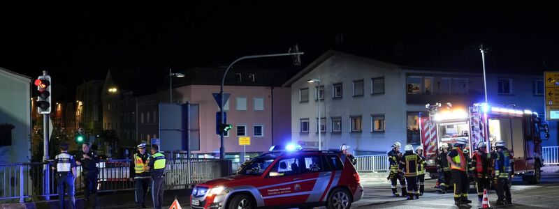 Rettungskräfte sichern den Einsatzort in Vilshofen: Mindestens sechs Menschen soll der Autofahrer mit seinem Fahrzeug verletzt haben. - Foto: Th. Krenn/zema-medien.de/dpa