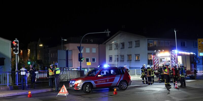 Rettungskräfte sichern den Einsatzort in Vilshofen: Sechs Menschen hat ein mutmaßliche Schleuser bei seiner Flucht mit seinem Fahrzeug angefahren. - Foto: Th. Krenn/zema-medien.de/dpa