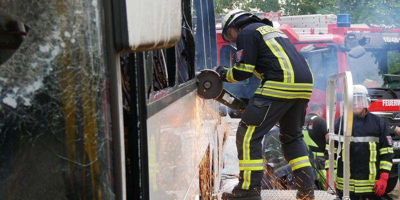 FW Celle: Technische Rettung aus Bus geübt! - Foto: presseportal.de