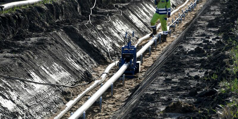 Kabel unter der Erde zu verlegen, verschandelt die Landschaft nicht, ist aber teurer als Freileitungen. - Foto: Carsten Rehder/dpa