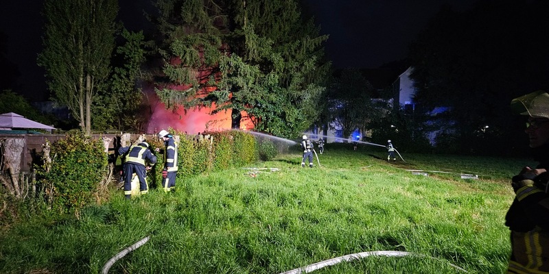 FW Datteln: Laubenbrand sorgt für 20 Meter hohe Flammen - Foto: presseportal.de