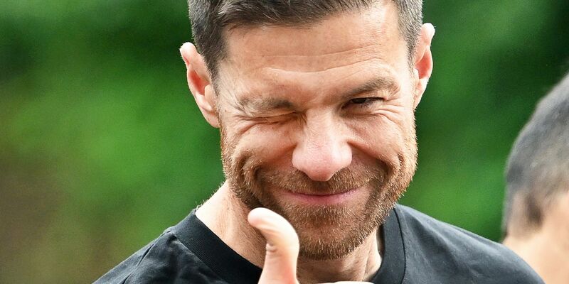 Die Profis des Leverkusener Erfolgstrainers Xabi Alonso starten in die neue Saison.   - Foto: Marius Becker/dpa