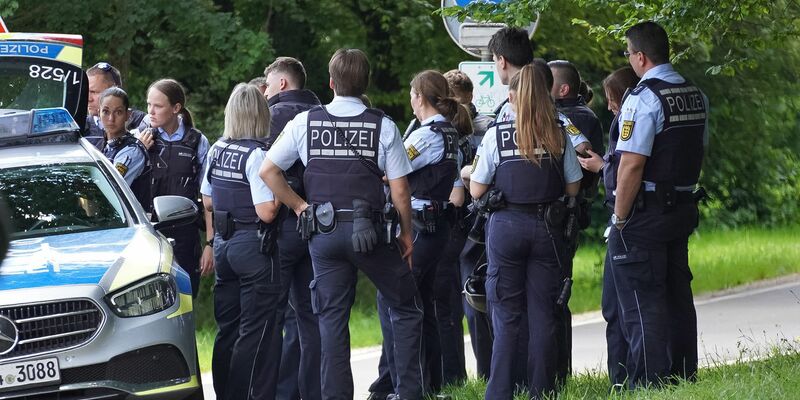 In Albstadt hat die Polizei drei Tote und zwei Schwerverletzte gefunden.  - Foto: Jannik Nölke/dpa