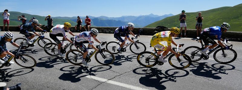 Tour-Titelverteidiger Vingegaard (l.) sammelte am Ruhetag etwas Kraft, um Rivale Tadej Pogacar (r.) doch noch gefährlich zu werden.  - Foto: Jerome Delay/AP