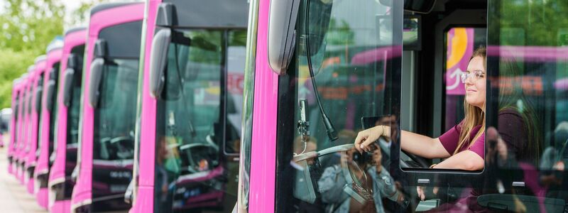 Ab kommenden Montag (15. Juli) ist die Riedbahn zwischen Frankfurt und Mannheim für Bauarbeiten vollgesperrt, als Ersatz fahren Busse (Archivbild). - Foto: Andreas Arnold/dpa