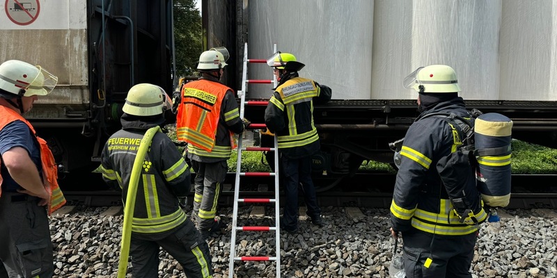 FW Rheingau-Taunus: Feuer an Güterzug und fünf Folgebrände im Rheingau - Foto: presseportal.de