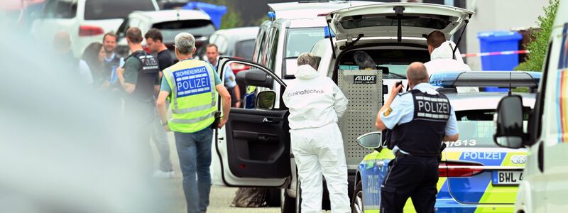 Bei einem Großeinsatz in Albstadt auf der Schwäbischen Alb haben Polizisten drei Tote und zwei Verletzte gefunden.  - Foto: David Pichler/Südwestdeutsches Mediennetzwerk/dpa