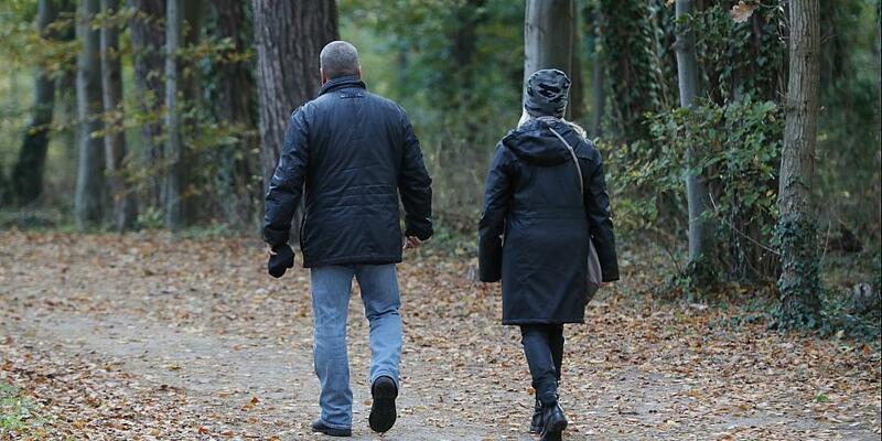 Paar geht spazieren (Archiv) - Foto: über dts Nachrichtenagentur