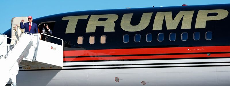 Trump steigt aus seinem Flugzeug - Foto: Paul Sancya/AP/dpa