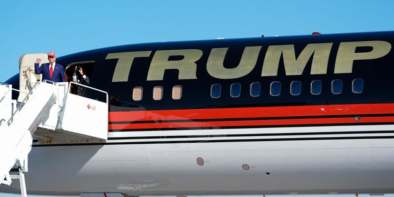 Trump streigt aus seinem Flugzeug aus - Foto: Paul Sancya/AP/dpa