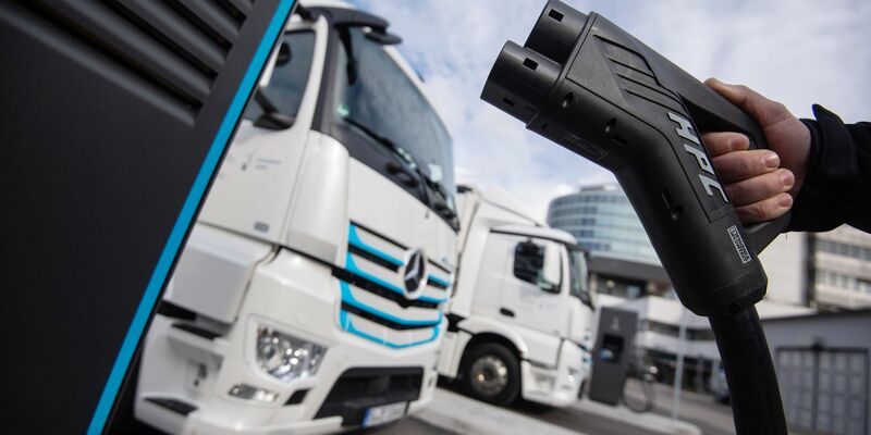 Elektro-Lkw brauchen eine Möglichkeit zu laden. - Foto: Marijan Murat/dpa