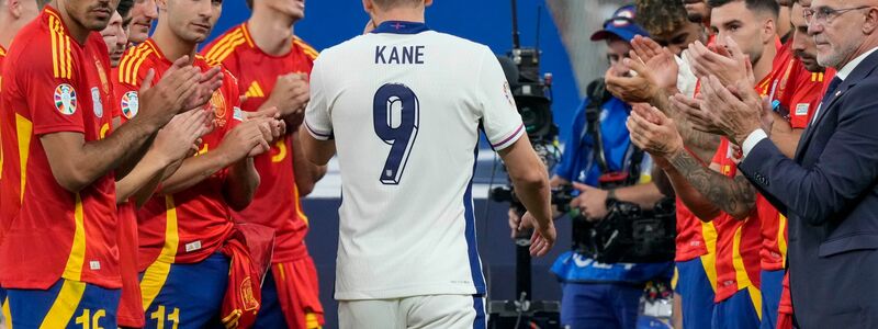 Ein schwerer Gang: Harry Kane muss weiter auf einen Titel warten - Foto: Martin Meissner/AP/dpa