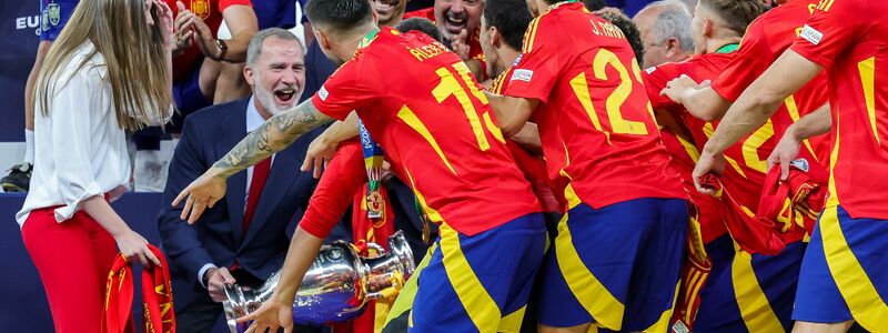 König Felipe VI. fieberte erst auf der Tribüne mit und war dann mittendrin im Jubel - Foto: Christian Charisius/dpa