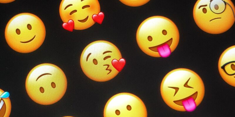 Fülle von Möglichkeiten: Emojis auf einem Smartphone (Archivbild) - Foto: Jörg Carstensen/dpa