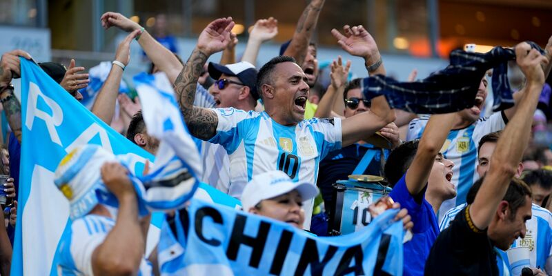 Viele Fouls prägten die Partie. - Foto: Rebecca Blackwell/AP/dpa