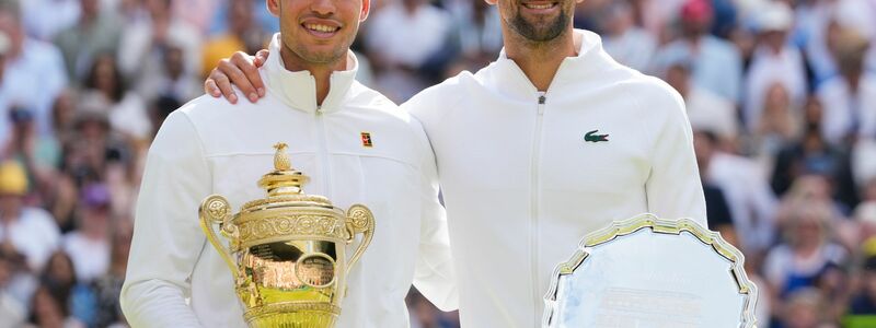 Arm in Arm: Carlos Alcaraz (l) und Novak Djokovic - Foto: Kirsty Wigglesworth/AP