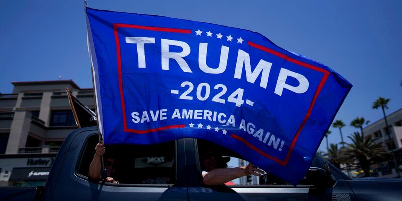 Menschen unterstützen den Präsidentschaftskandidaten Donald Trump - Foto: Eric Thayer/AP/dpa