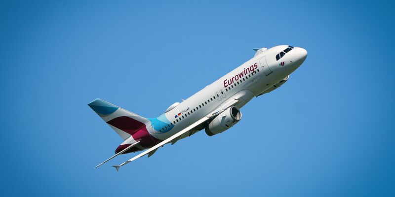 Ein Flugzeug der Airline Eurowings muss auf dem Berliner Flughafen BER eine Sichheitslandung hinlegen. (Symbolbild) - Foto: Soeren Stache/dpa