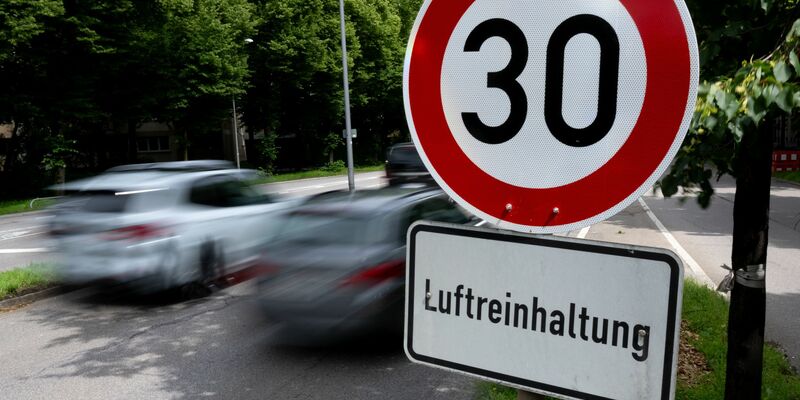 Bundespräsident Frank-Walter Steinmeier hat das neue Klimaschutzgesetz unterschrieben. Damit muss nun Verkehrsminister Volker Wissing (FDP) doch kein Sofortprogramm mit Klimamaßnahmen in seinem Bereich vorlegen.  - Foto: Sven Hoppe/dpa