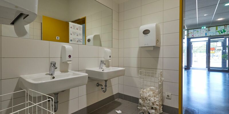 Viele Schülerinnen und Schüler in Deutschland berichten von schlechter Hygiene in den Schultoiletten, das zeigt eine aktuelle Umfrage. - Foto: Jörg Carstensen/dpa