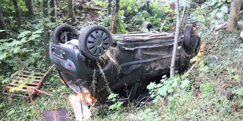 POL-HF: Citröen schleudert Waldabhang hinunter- Kontrolle im Kurvenbereich verloren - Foto: presseportal.de