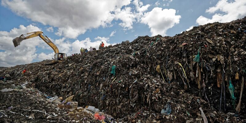 Auf einer Müllhalde in Kenia wurden Leichenteile gefunden (Symbolbild). - Foto: Ben Curtis/AP/dpa