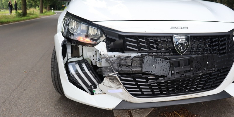 POL-HF: Mercedes prallt gegen geparkten Kia - Fahrer leicht verletzt - Foto: presseportal.de