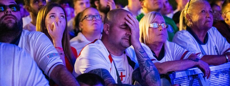 Englische Fans trauern nach der 1:2-Finalniederlage bei der Fußball-EM gegen Spanien. - Foto: Christophe Gateau/dpa