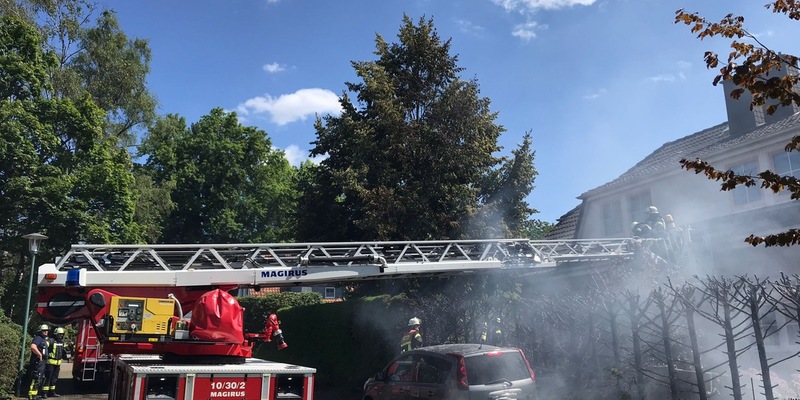 FW Celle: 20 Meter Hecke in Vollbrand - Feuer greift auf Haus, PKW und Baum über! - Foto: presseportal.de