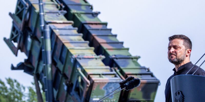 Präsident Selenskyj vor einer Patriot-Startrampe: Er fordert weitere dieser Flugabwehrraketensysteme. (Archivbild) - Foto: Jens Büttner/dpa
