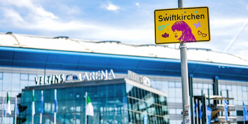Manche Schilder wurden schon geklaut - ob von «Swifties», ist unklar. - Foto: Christoph Reichwein/dpa