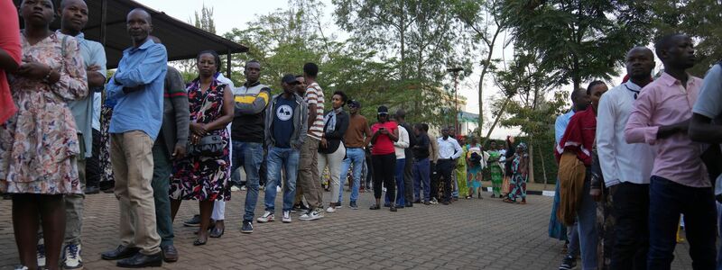 Wähler stehen in Ruanda Schlange vor dem Wahllokal. Amtsinhaber Kagame strebt die Wiederwahl an. - Foto: Brian Inganga/AP