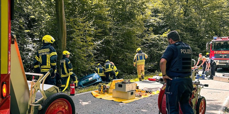 FW-DT: Verkehrsunfall mit eingeklemmter Person - Foto: presseportal.de